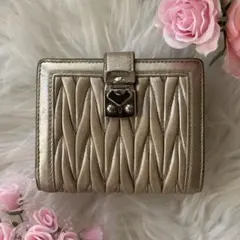 MIU MIU マテラッセ ゴールド 二つ折り財布のサムネイル