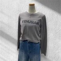 ロゴTシャツ　チャコール　春　Tシャツ　ロゴ　カジュアル　シンプル