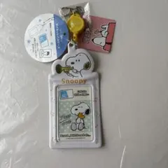 【新品】PEANUTS スヌーピーリール付き パスケース （匿名配送）