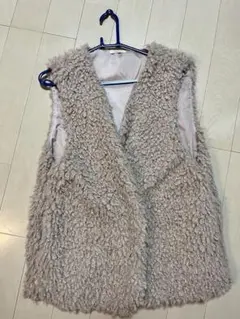 ボリュームプードルフェイク ファーベスト Mサイズ　ベージュ