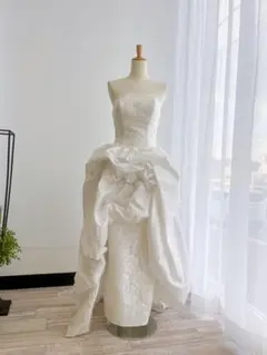 ホワイト フリル付き ウェディングドレス