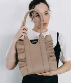 美品【シアタープロダクツ】フリルレザーバッグ ベージュのサムネイル