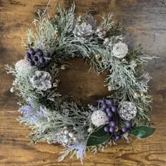 ナチュラルスタイルのクリスマスリース 紫色と緑色