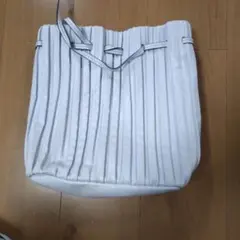 ホワイト プリーツデザイン バッグのサムネイル
