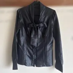 リボン付き黒長袖シャツ