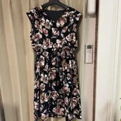 春夏用　黒花柄　ノースリーブワンピース