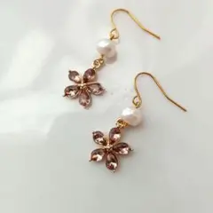 №452　淡水パール×フラワーチャームピアスイヤリング　ハンドメイド