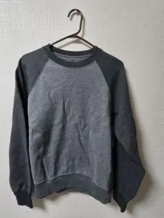 ダークグレーとグレーのトレーナー