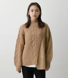 アズールバイマウジーアシンメトリーケーブルニットトップスベージュ