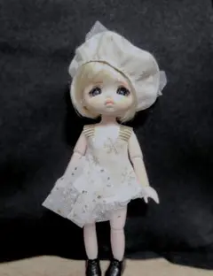 セリアドール　洋服　雪の結晶柄 ベレー帽とワンピース　ハンドメイドのサムネイル