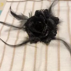 ブラック・布製バラのブローチレース＆フェザー＆キラキラ