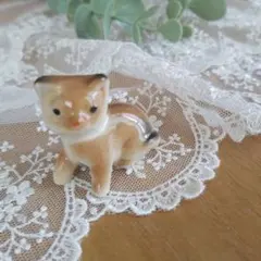 きつね顔の愛らしいねこさん置物