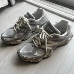 New Balance 9060 グレー スニーカーのサムネイル