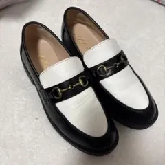 白黒 レザー ローファー 金具装飾付き