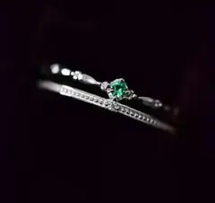 エメラルド グリーン　シルバー　重ね付け風　一粒　華奢　artificial