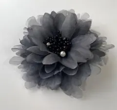 グレーのシフォン花コサージュブローチ　タグ付き
