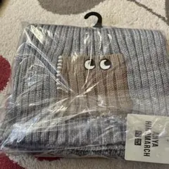 Anya hindmarchとUNIQLOのコラボのマフラーです。