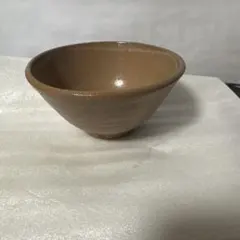 茶色の陶器製中型茶碗