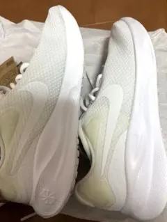ナイキ スニーカー 白 ランニング