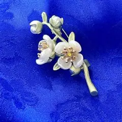 梅の花ブローチ 白 × ゴールド プラスチックパール 上品アクセサリー