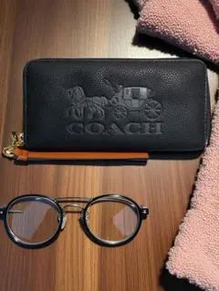 【COACH 】美品⭐︎黒✖️赤レザー 長財布 ラウンドファスナー、馬車柄、男女共。
