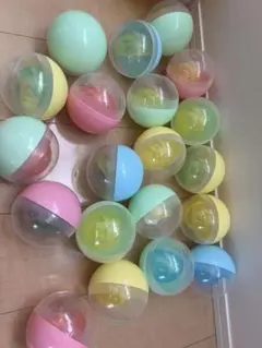 空のガチャガチャカプセル　空　たくさん