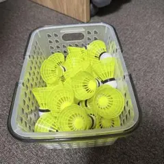 イエローバドミントンシャトル多数