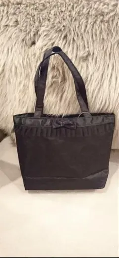 フリル付き黒トートバッグ