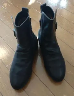 fitfit黒レザーバックル付きブーツ