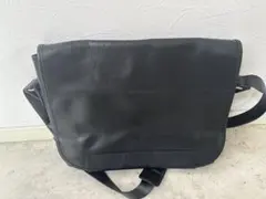 レザー メッセンジャーバッグ 黒 大容量 A4可