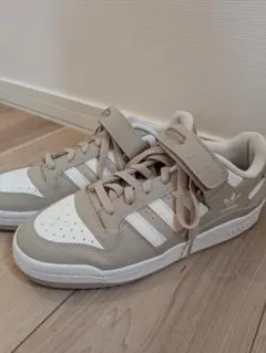 adidas ベージュ ホワイト スニーカー