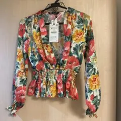 【週末限定お値下げ⭐︎新品タグ付き】ZARA 花柄ブラウス トップス Mサイズのサムネイル