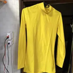 イエローハイネックロングスリーブシャツ