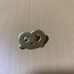 プープレ　プレッツェル　ピンバッジ