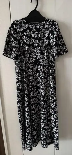 ボリュームスリーブ　フラワープリント ブラックドレス Aライン