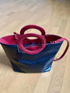 黒と赤のハンドバッグ