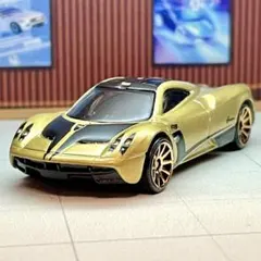 ホットウィール　パガーニ　ウアイラ　ゴールドxブラック