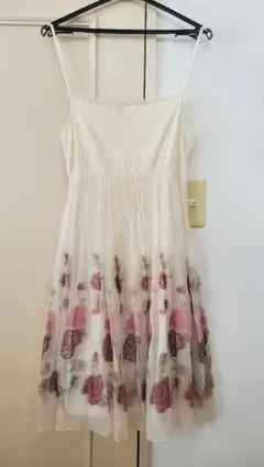 レストローズ　ローズ柄ワンピース　オフ白