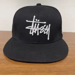 STUSSY 黒 刺繍ロゴキャップ