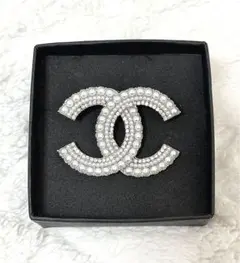 限定カラー！CCロゴ ダブルCロゴ ブローチ　パール　シルバー