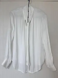 ホワイトリボン付きシャツ