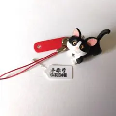 牛革製「黒白猫」のキーホルダー 赤いストラップ付き