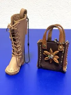 レザークラフト　本革　ミニチュアロングブーツとトートバッグ　キーホルダーセット