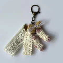 白とピンクの小さな靴下とインド刺繍リボンのチャーム　ハンドメイド