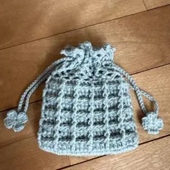 淡い青色のかぎ針編み巾着袋