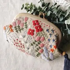 Song〜歌〜　のがま口ポーチ　リバティ　手刺繍　ハンドメイド