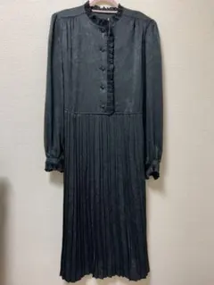 ブラックプリーツロングワンピース　花押し柄　ベルト付きフォーマル用にも