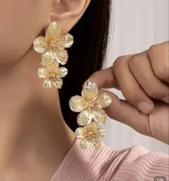 SHEIN　ゴールドフラワーピアス(両耳用)
