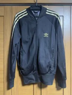 adidas GOLD✖︎ブラック今の季節に