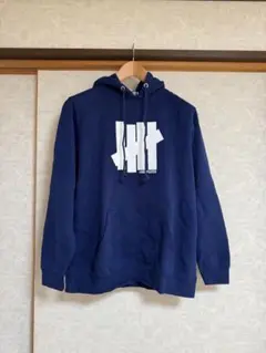 UNDEFEATED フード付きパーカー ネイビーのサムネイル